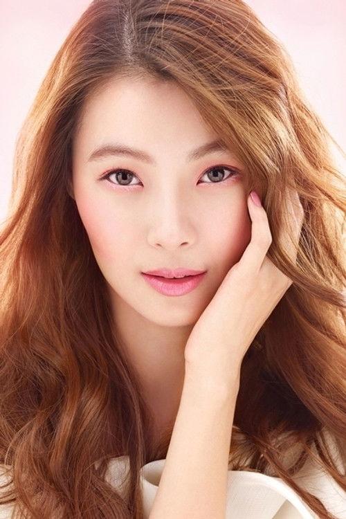 Portrait of actor Yoon So-Yi